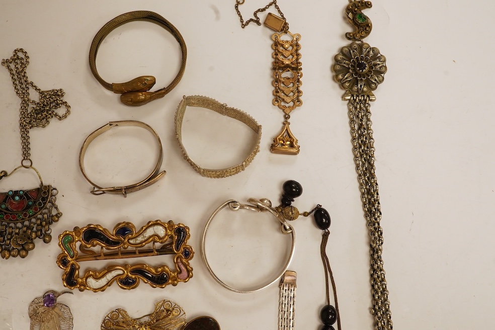 A quantity of assorted costume jewellery including an unmounted synthetic emerald, a white metal filigree bracelet, etc. Condition - poor to fair